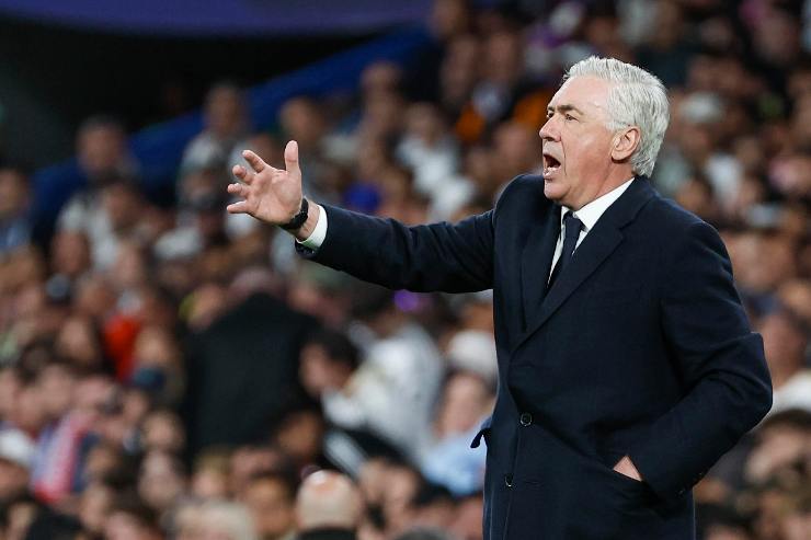 Carlo Ancelotti allenatore del Real Madrid dà indicazioni contro l'Arsenal