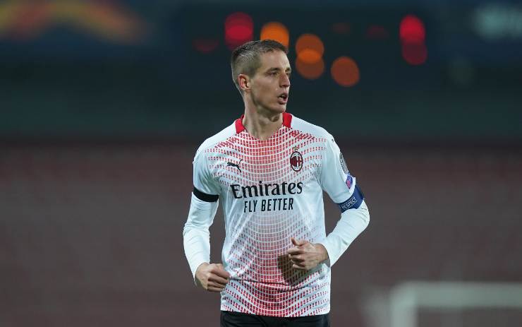 Andrea Conti durante una partita con la maglia bianca del Milan