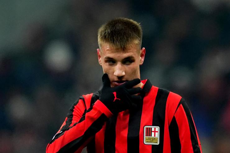 Francesco Camarda attaccante del Milan con la maglia rossonera addosso durante una partita