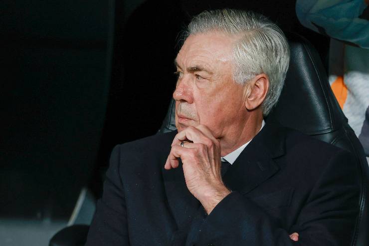 Carlo Ancelotti allenatore del Real Madrid seduto in panchina con lo sguardo serio