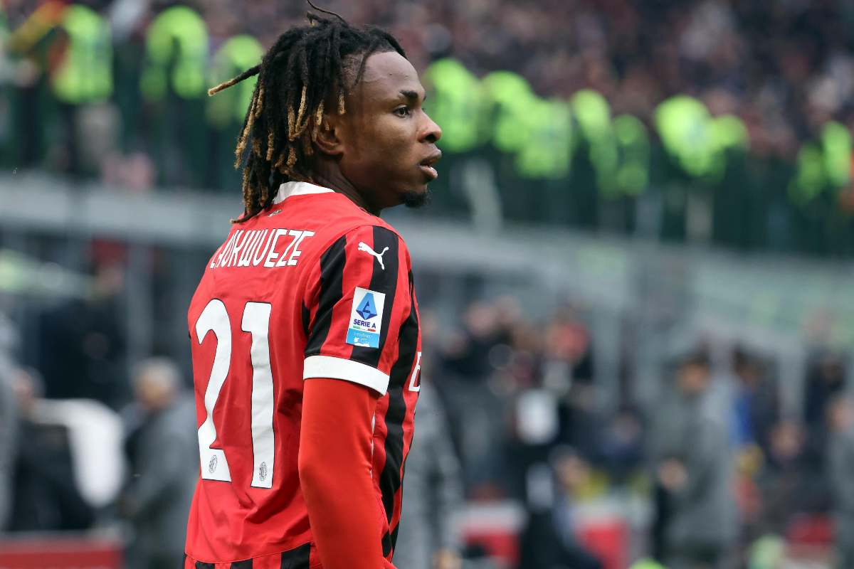 Samuel Chukwueze con la maglia del Milan durante una partita a San Siro