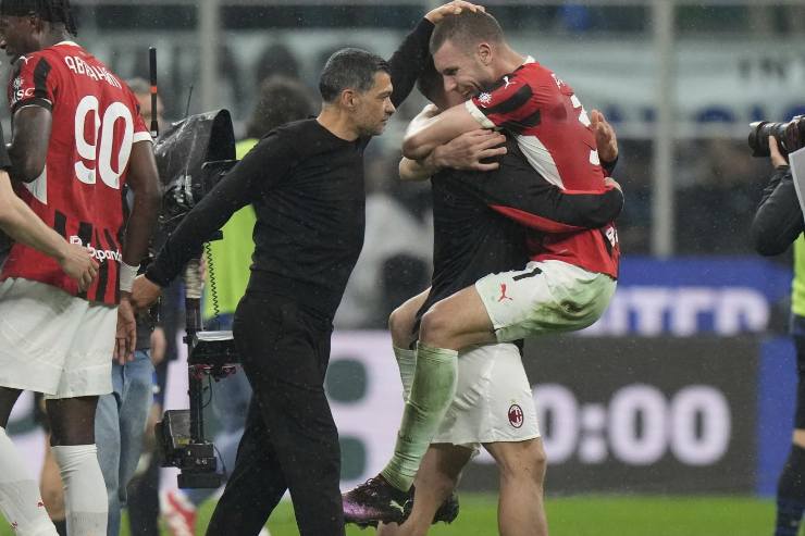 Sergio Conceicao mette la mano sulla testa di Pavlovic esultante dopo Inter-Milan di Coppa Italia