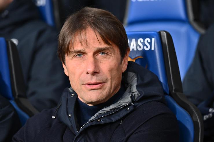 Antonio Conte allenatore del Napoli seduto in panchina con lo sguardo serio