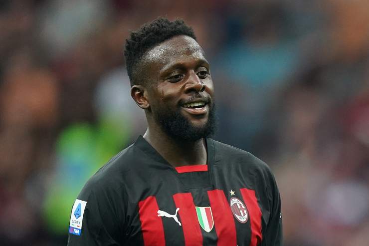 Divock Origi attaccante del Milan sorride con addosso la maglia rossonera