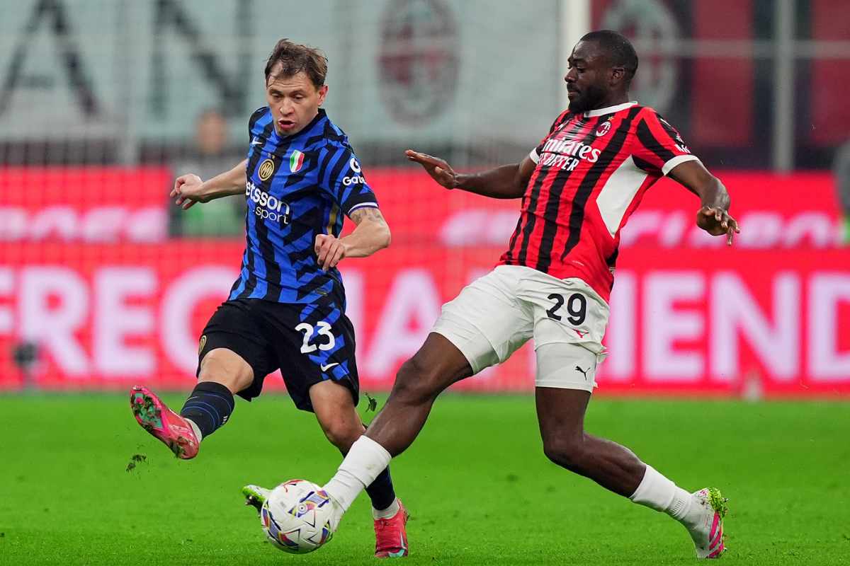 Fofana contrasta Barella nel derby Milan-Inter di Coppa Italia