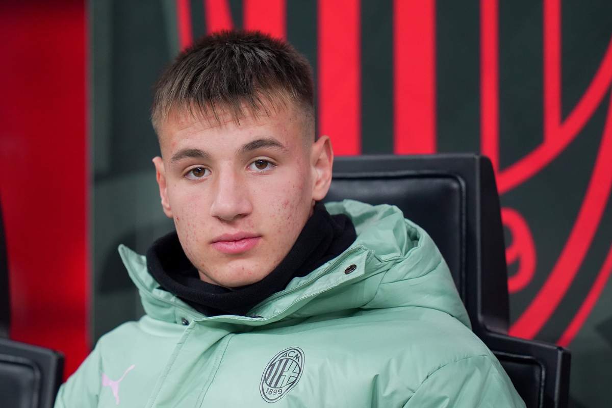 Francesco Camarda attaccante del Milan seduto in panchina a San Siro