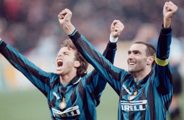 Francesco Colonnese e Beppe Bergomi esultano con la maglia dell'Inter addosso