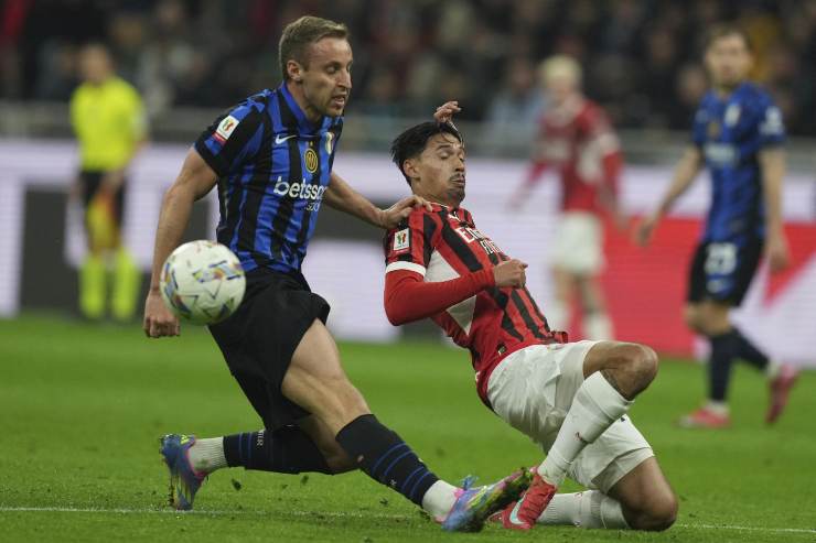 Reijnders e Frattesi a contrasto nel derby Milan Inter di Coppa Italia