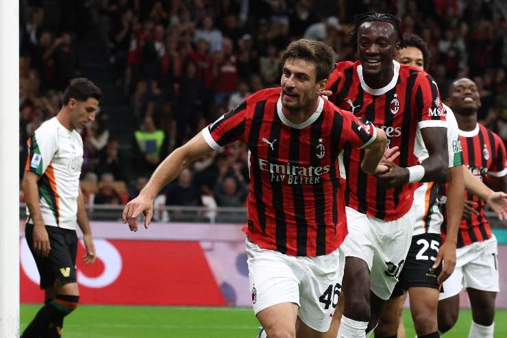 Matteo Gabbia e Tammy Abraham esultano dopo un gol in Inter-Milan