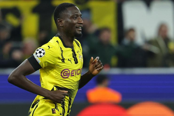 Serhou Guirassy attaccante del Borussia Dortmund esulta dopo un gol col Barcellona