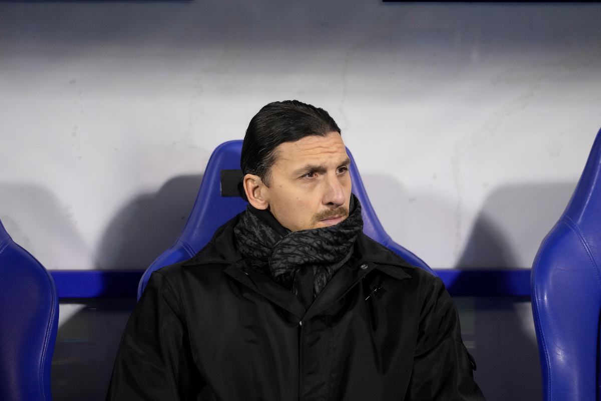 Zlatan Ibrahimovic osserva