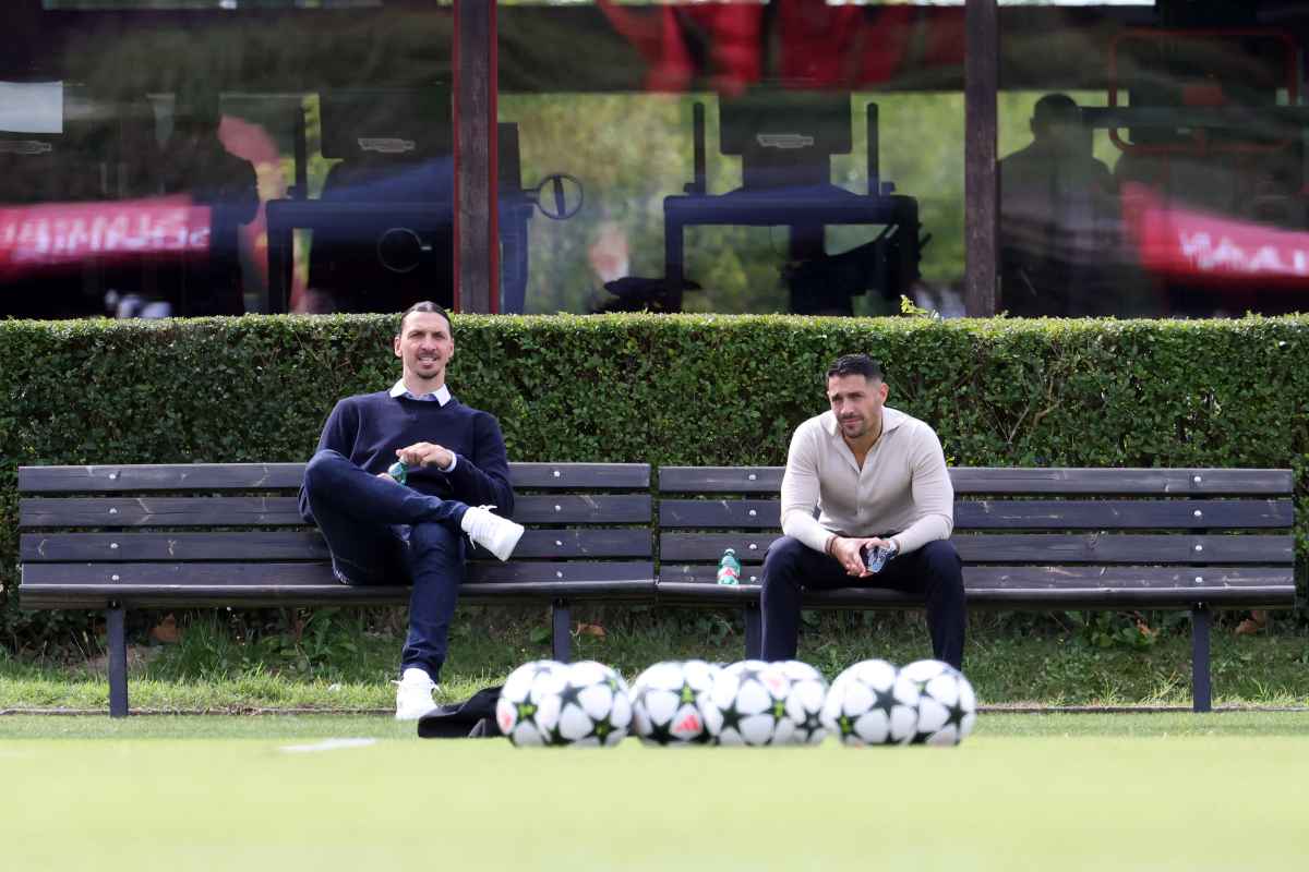 Ibrahimovic e Moncada seduti in panchina a Milanello
