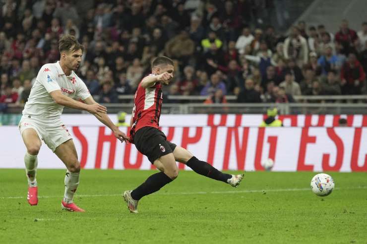 Luka Jovic calcia e fa gol con la maglia del Milan