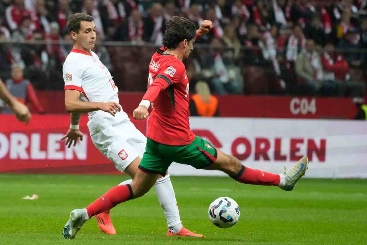 Jakub Kiwior in azione con la Polonia