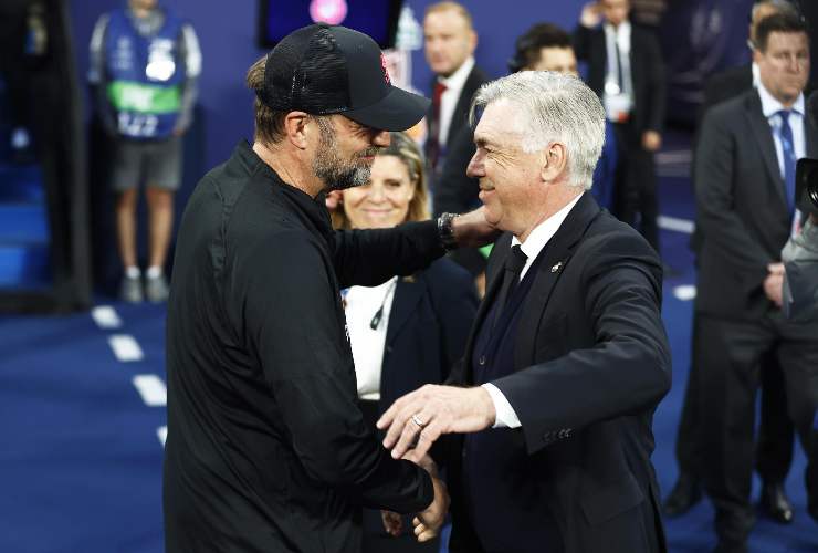 Jurgen Klopp e Carlo Ancelotti si abbracciano prima di una partita