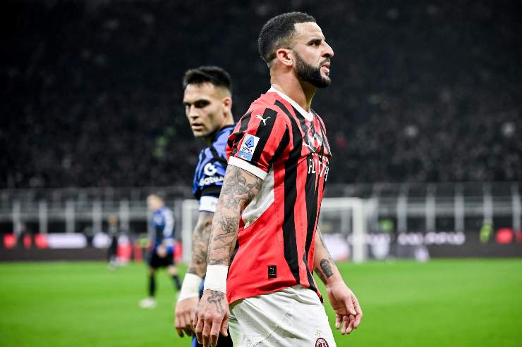 Kyle Walker terzino del Milan cammina durante una partita