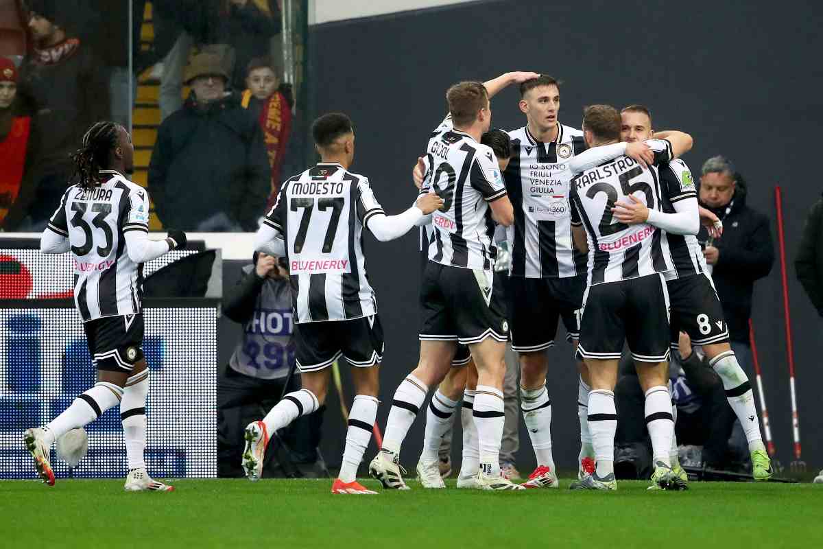 I giocatori dell'Udinese esultano per un gol di Lorenzo Lucca
