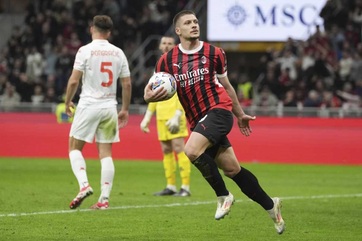 Luka Jovic esulta dopo un gol con la maglia del Milan