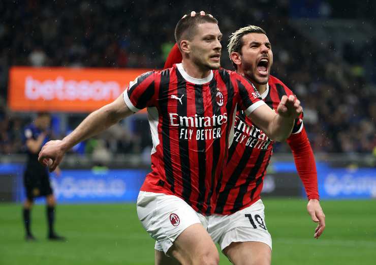 Luka Jovic esulta con Theo Hernandez dopo un gol in Inter-Milan di Coppa Italia