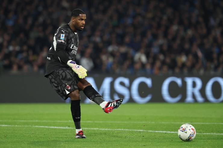 Mike Maignan portiere del Milan durante la partita a Napoli