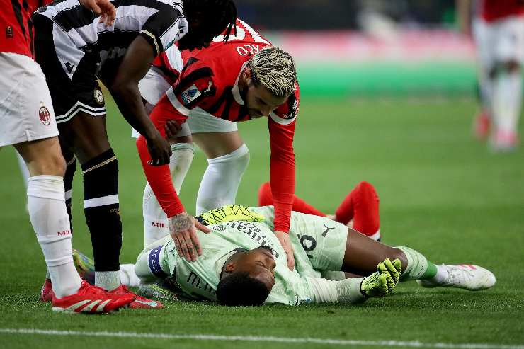 Maignan a terra dopo lo scontro in Udinese-Milan