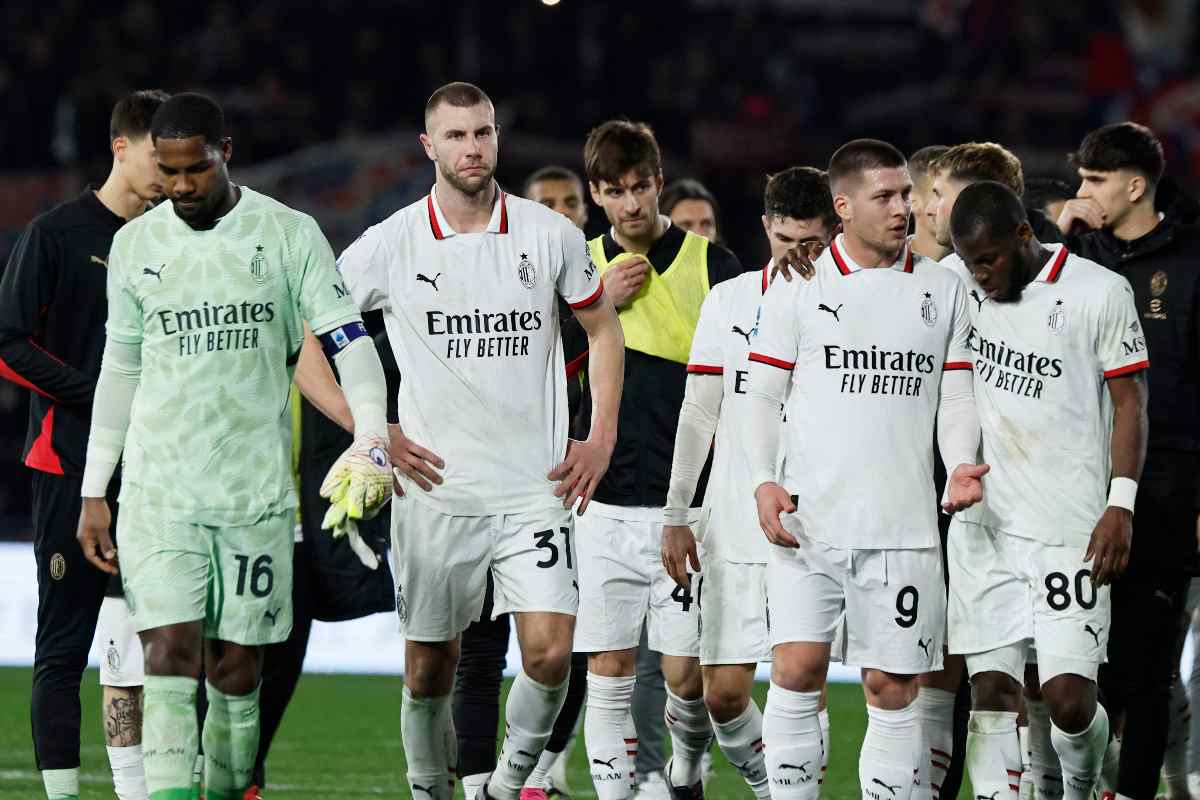 Maignan e altri calciatori del Milan escono dal campo con addosso la seconda maglia bianca