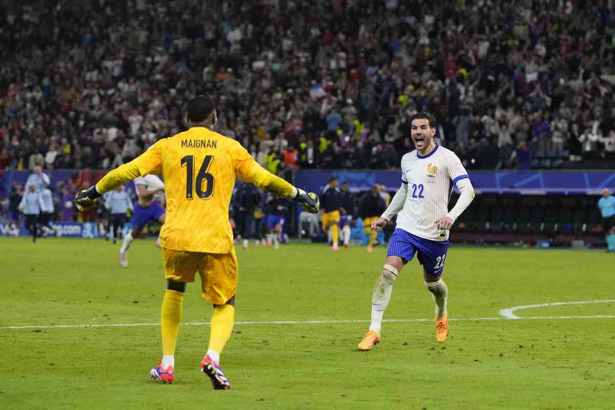 Maignan e Theo Hernandez esultano