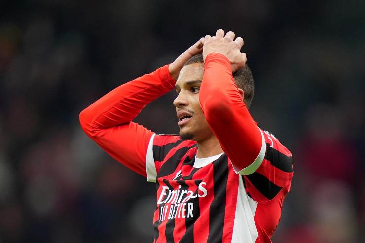 Malick Thiaw difensore del Milan con le mani sulla testa