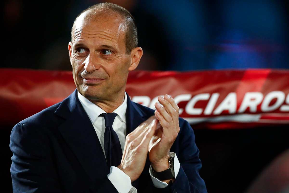 Massimiliano Allegri allenatore applaude della panchina durante una partita