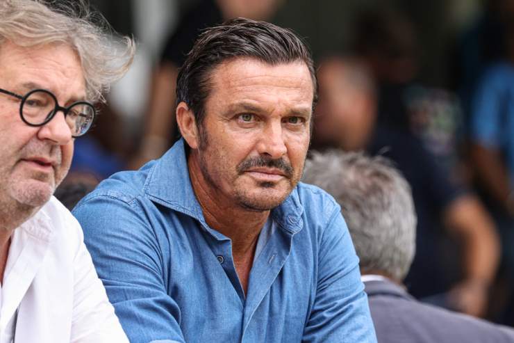 Massimo Oddo allenatore del Milan Futuro mentre guarda una partita con la faccia concentrata