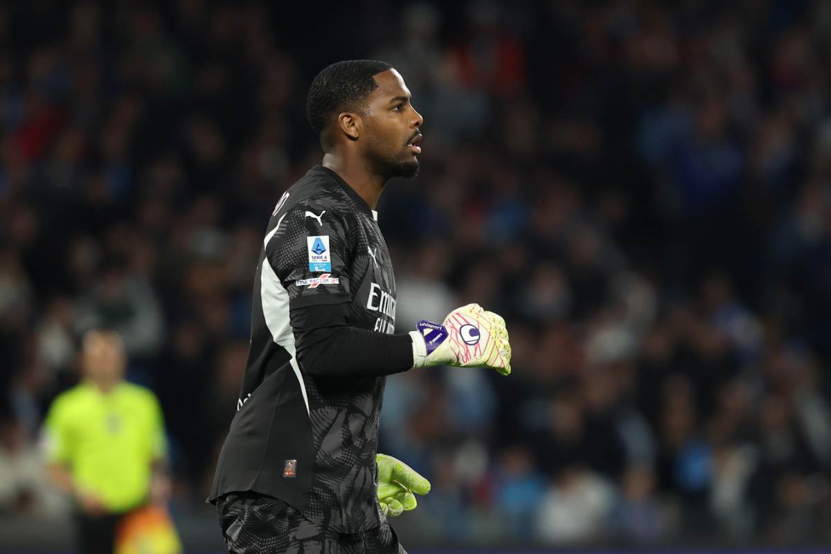 Mike Maignan portiere del Milan durante la partita a Napoli