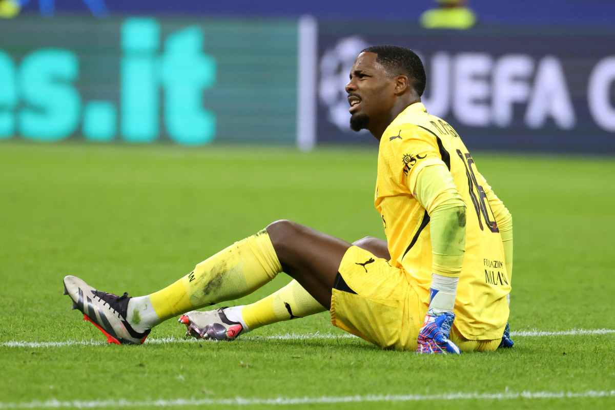 Mike Maignan portiere del Milan dolorante a terra a San Siro