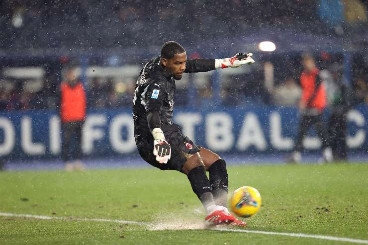 Mike Maignan portiere del Milan calcia il pallone sul campo bagnato
