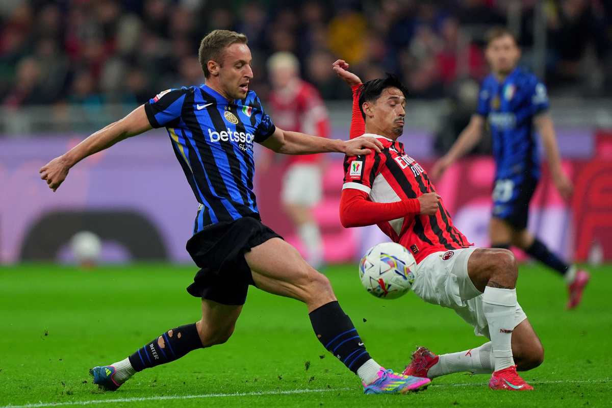Frattesi e Reijnders si contendono il pallone nell'ultimo Milan-Inter di Coppa Italia