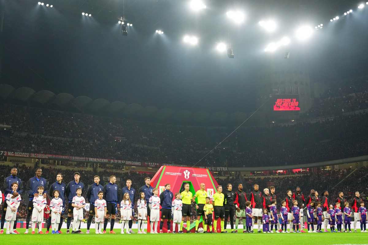 Le squadre Milan e Inter schierate prima del derby di Coppa Italia a San Siro