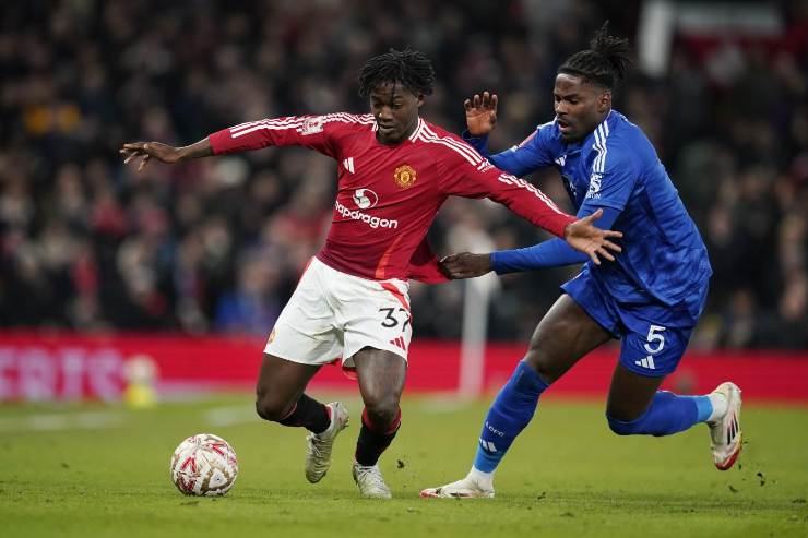 Okoli difensore del Leicester City in azione