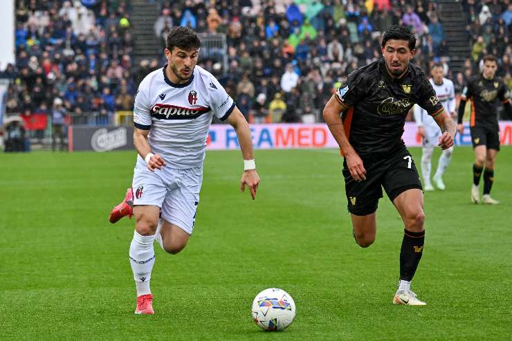 Riccardo Orsolini calciatore del Bologna in azione contro un giocatore del Venezia