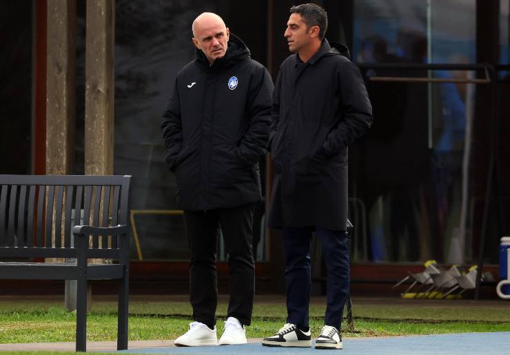 Luca Percassi e Tony D'Amico in piedi a parlare durante un allenamento dell'Atalanta al centro sportivo