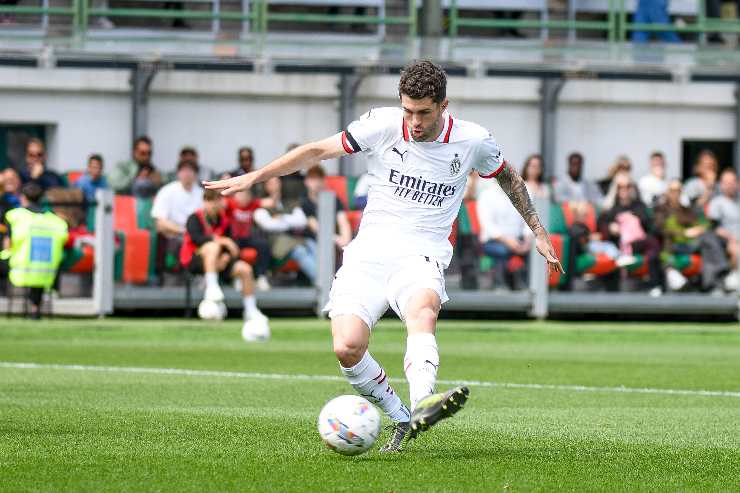 Christian Pulisic calcia per fare gol in Venezia-Milan