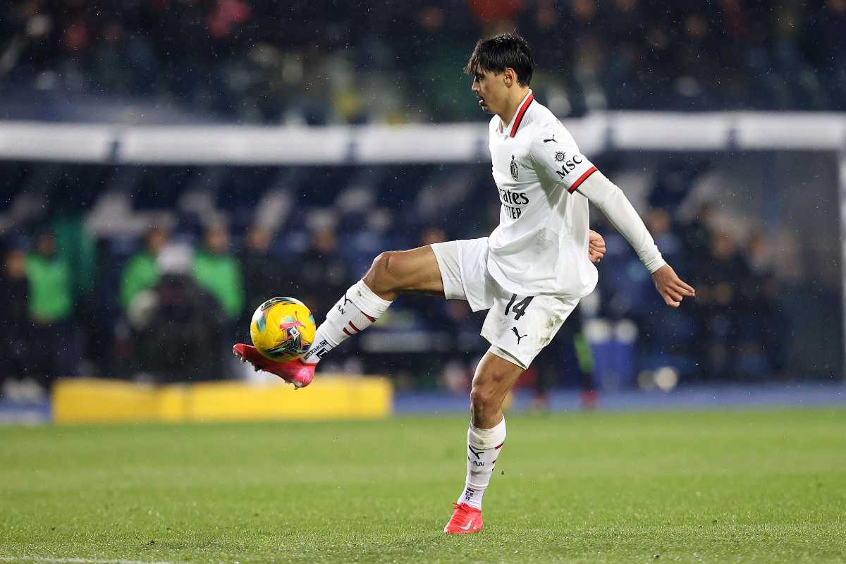 Reijnders centrocampista del Milan controlla il pallone col piede destro
