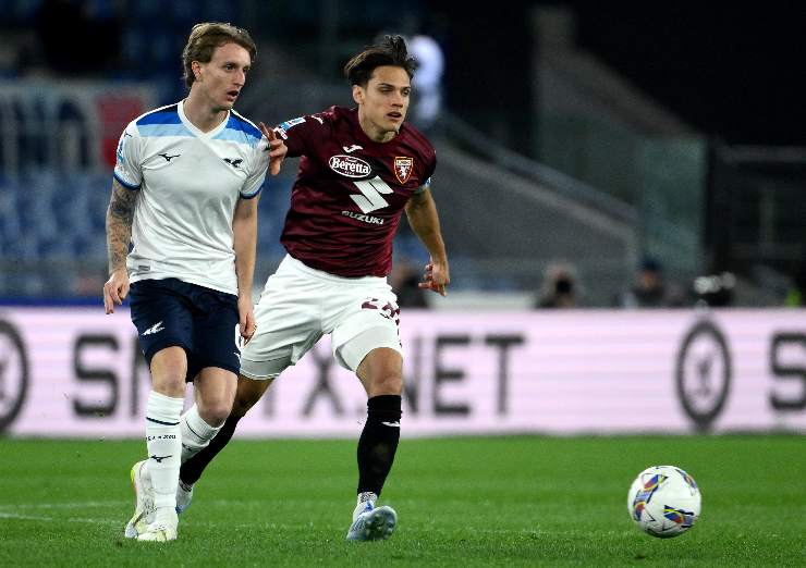 Samuele Ricci centrocampista del Torino in azione contro Rovella della Lazio
