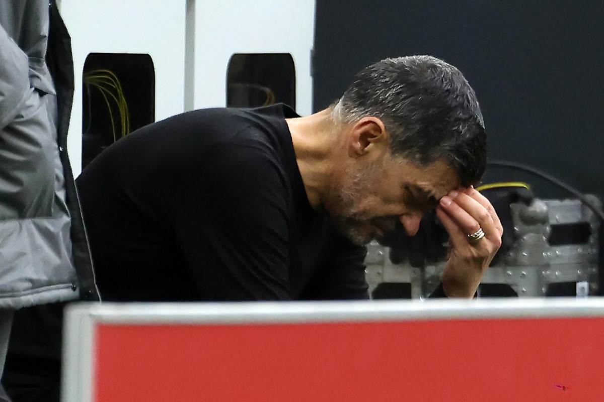 Sergio Conceicao allenatore del Milan disperato mentre è seduto in panchina