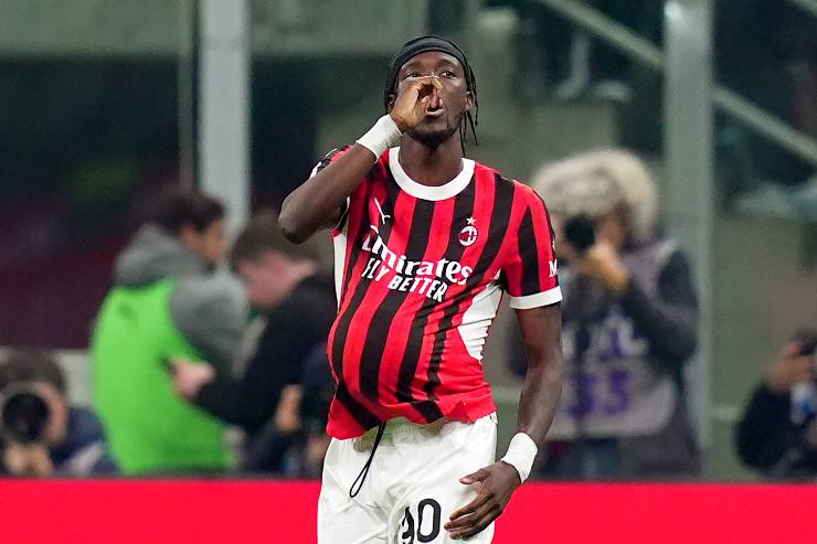 Tammy Abraham esulta dopo un gol nel derby Milan-Inter di Coppa Italia