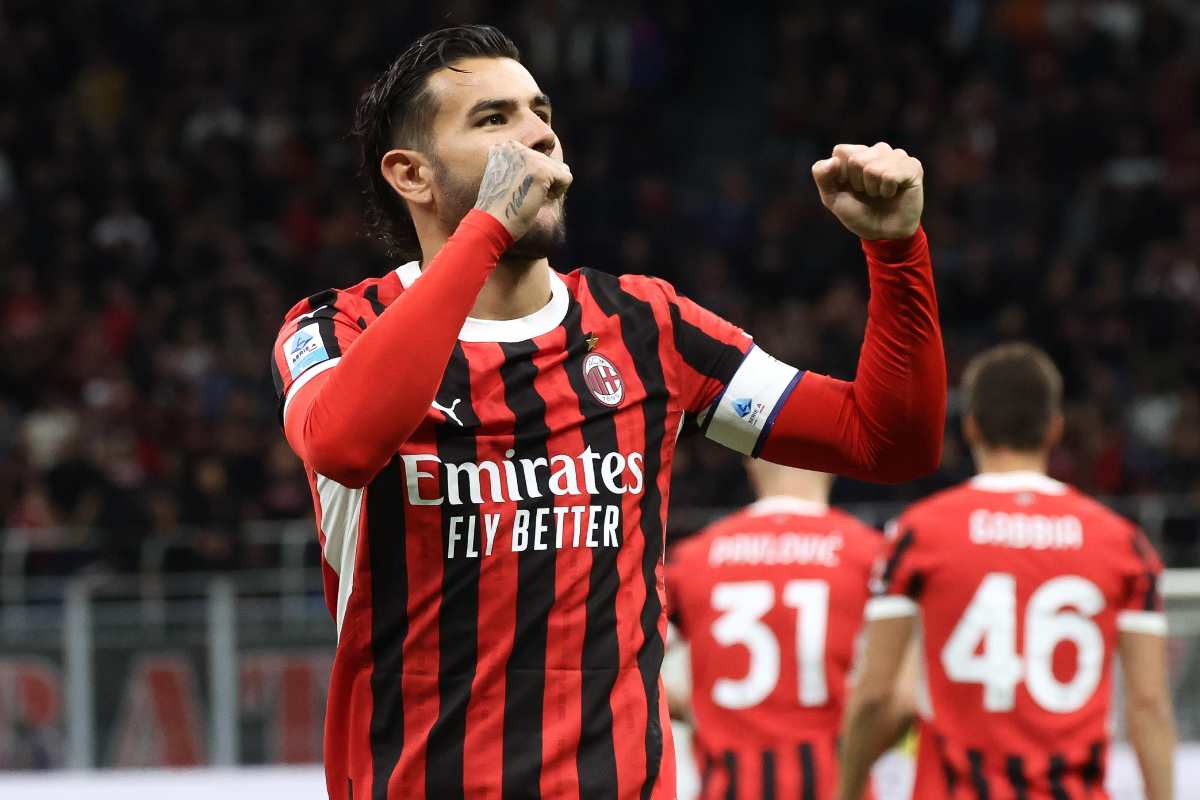 Theo Hernandez con la maglia del Milan esulta dopo un gol