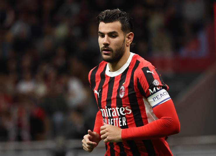 Theo Hernandez con la maglia rossonera del Milan corre durante una partita