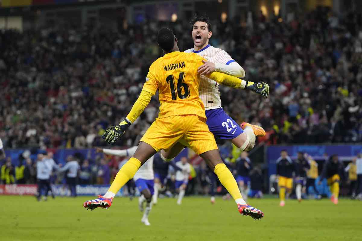 Maignan e Theo Hernandez esultano