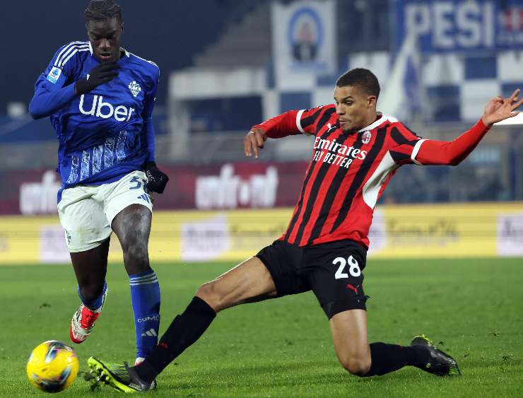 Malick Thiaw difensore del Milan interviene in scivolata su un giocatore avversario