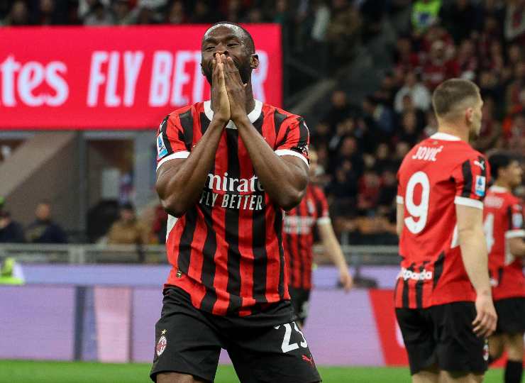 Fikayo Tomori difensore del Milan con le mani giunte davanti alla bocca
