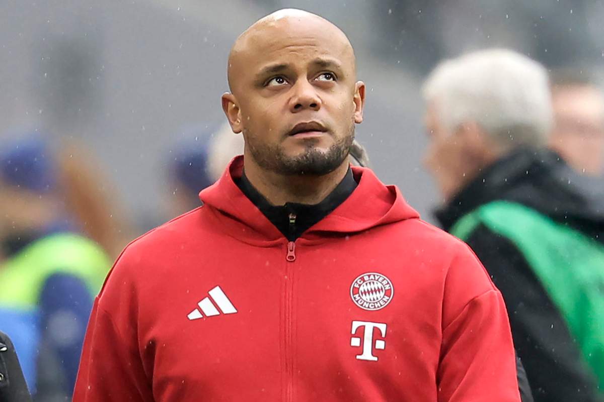 Vincent Kompany allenatore del Bayern Monaco guarda verso l'alto