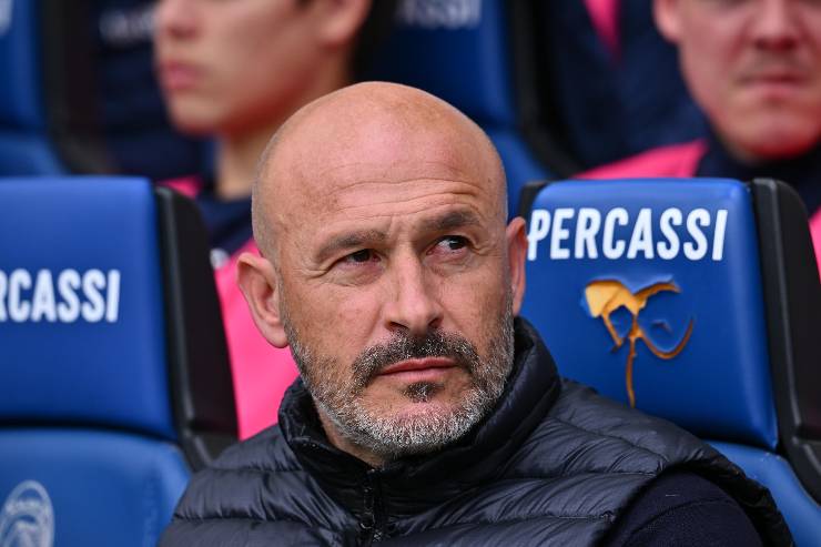 Vincenzo Italiano allenatore del Bologna seduto in panchina